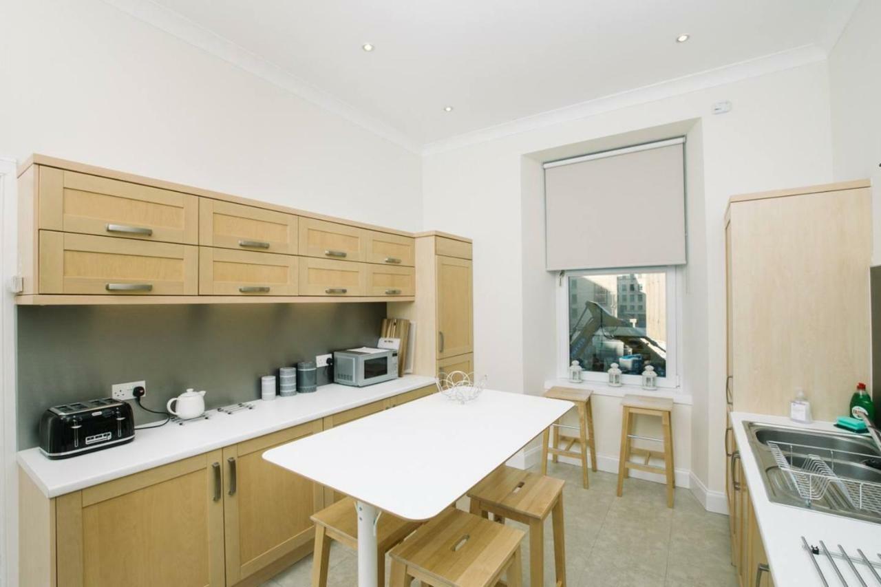 Joivy Great Location! Heart Of City Centre 3Bed Apartment Edinburgh Bagian luar foto